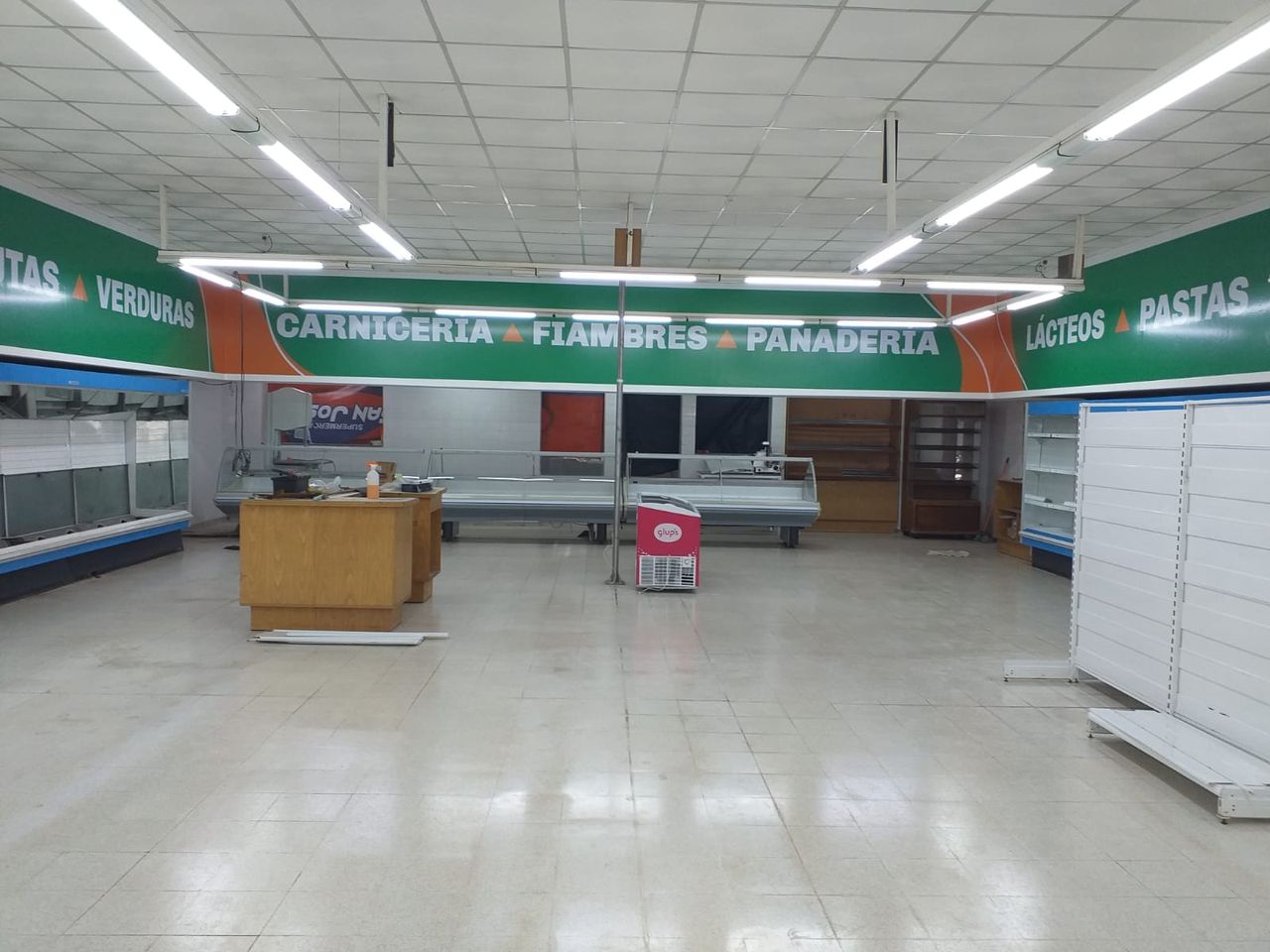 Salón de supermercado vacío antes del armado