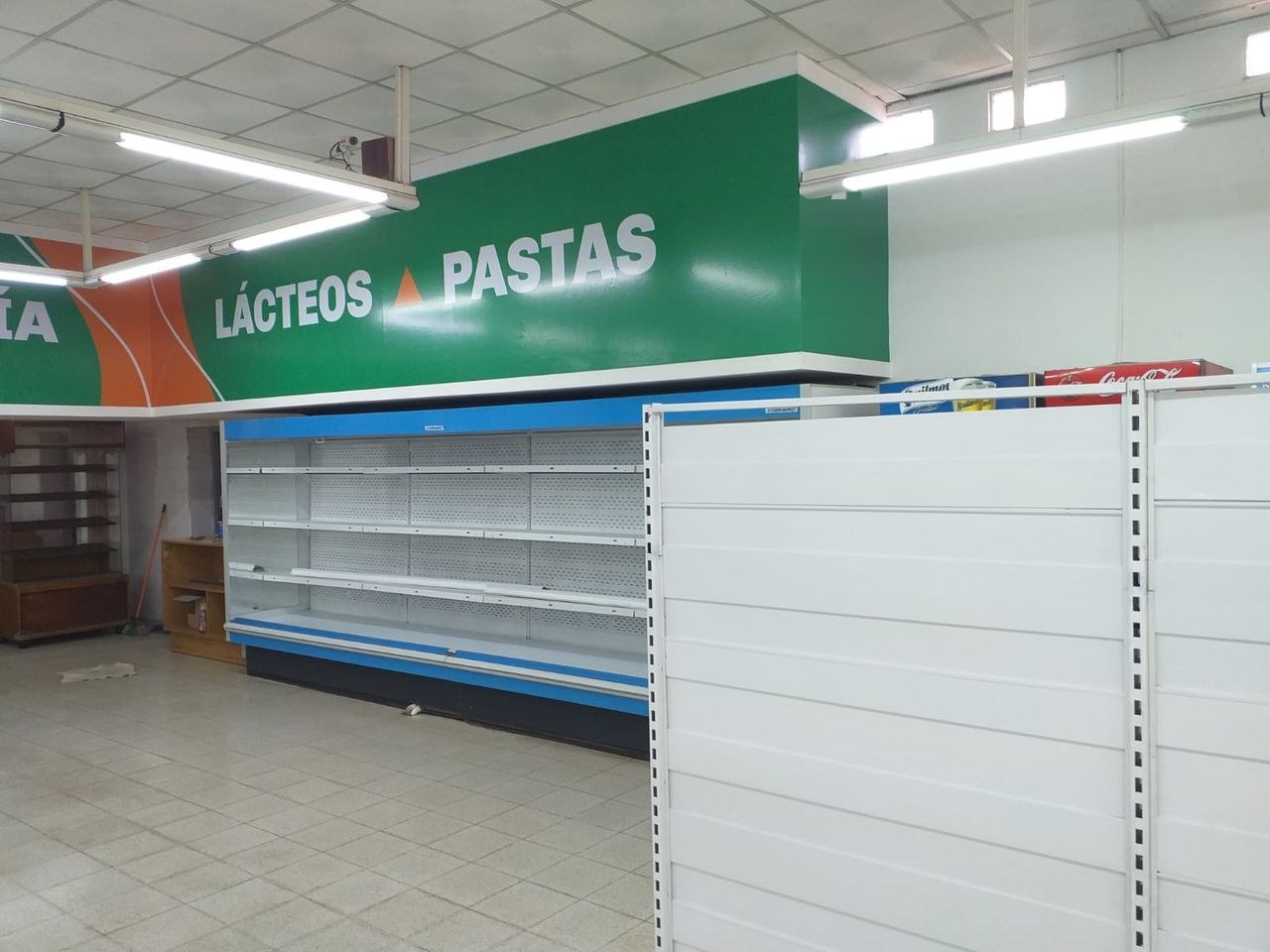 Góndolas armadas, todavía sin mercadería