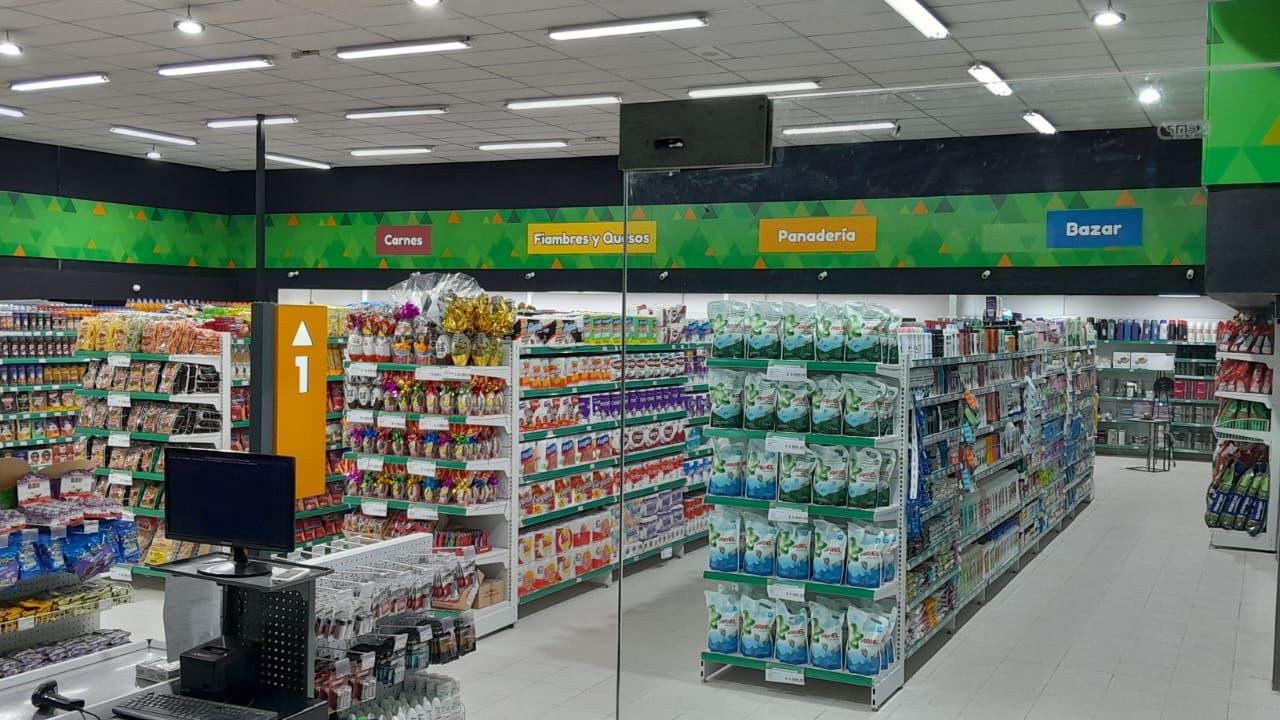Salón con góndolas centrales y punteras