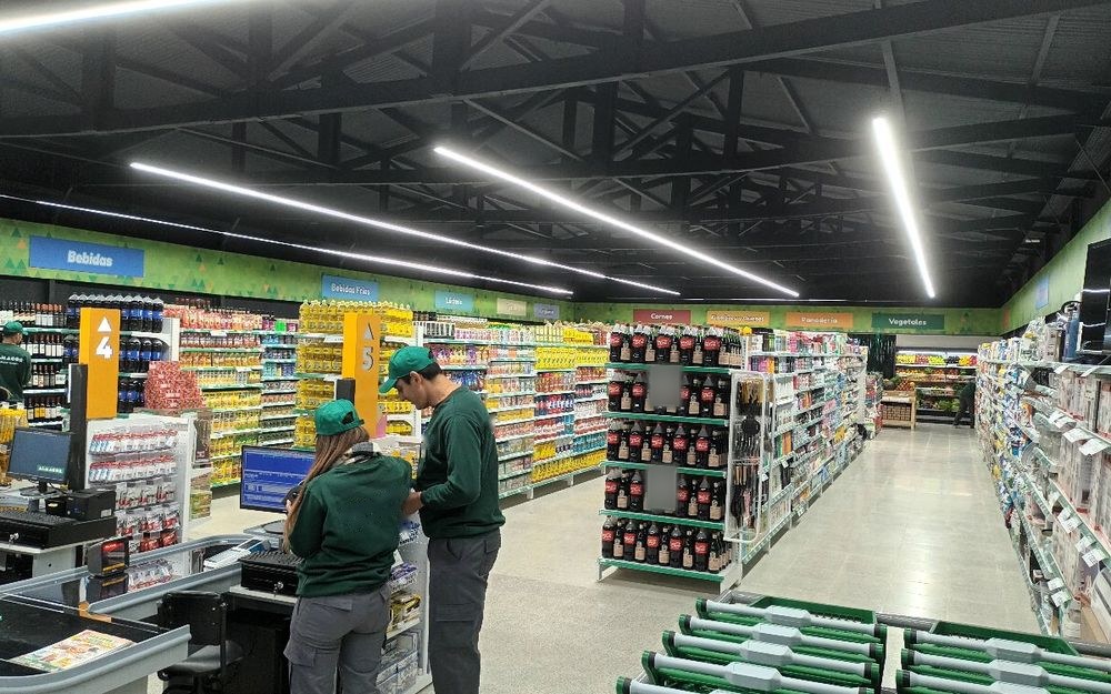 Línea de cajas y pasillos