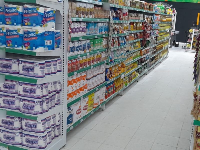 Pasillo de góndolas centrales con mercadería