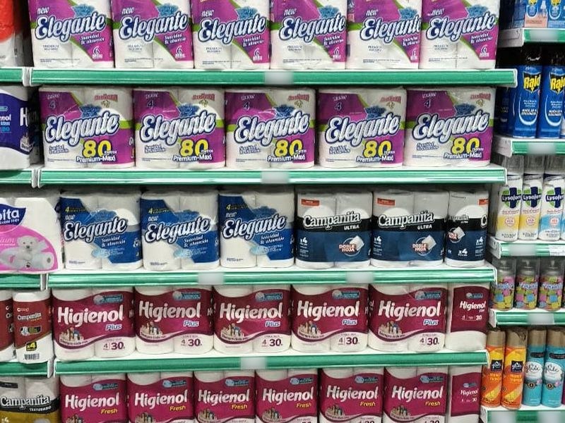 Estantes de góndola con mercadería