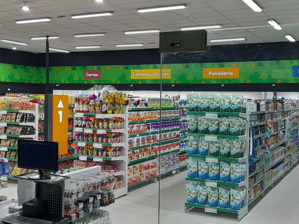 Supermercado terminado visto desde la línea de cajas, con las góndolas llenas